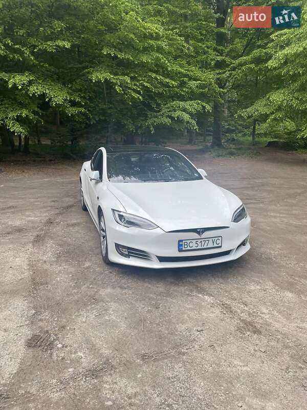 Лифтбек Tesla Model S 2017 в Львове