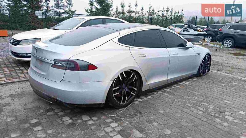 Лифтбек Tesla Model S 2013 в Городке