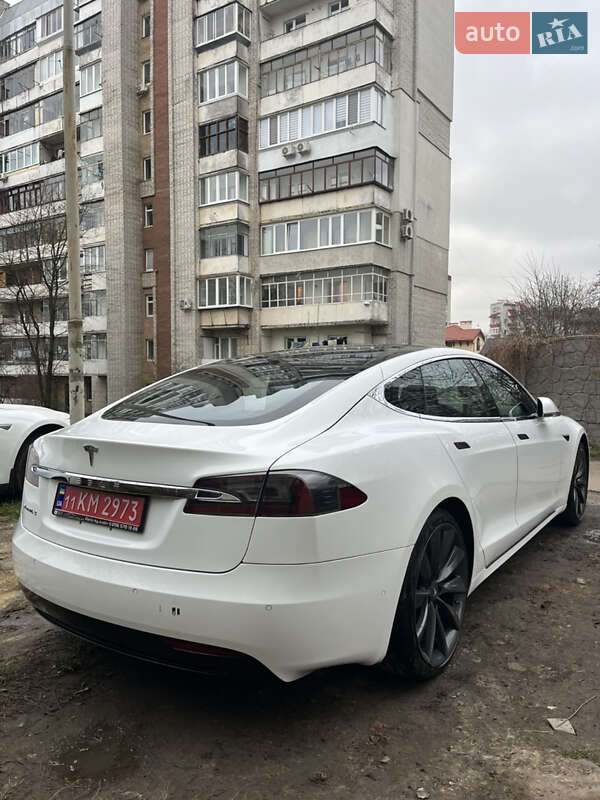 Лифтбек Tesla Model S 2016 в Львове