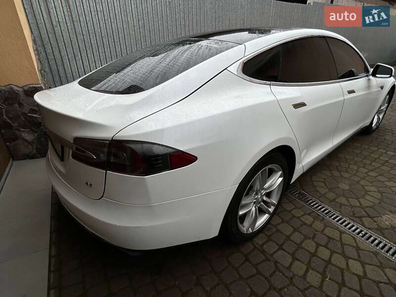 Лифтбек Tesla Model S 2013 в Львове