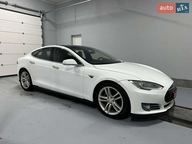 Лифтбек Tesla Model S 2015 в Миргороде