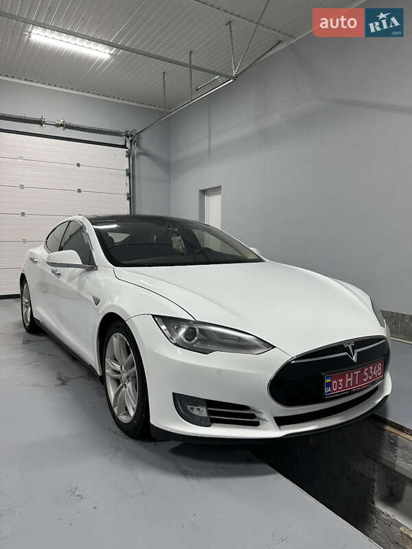 Лифтбек Tesla Model S 2015 в Миргороде