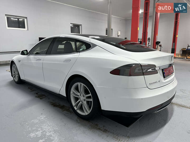 Лифтбек Tesla Model S 2015 в Миргороде