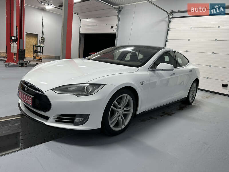 Лифтбек Tesla Model S 2015 в Миргороде