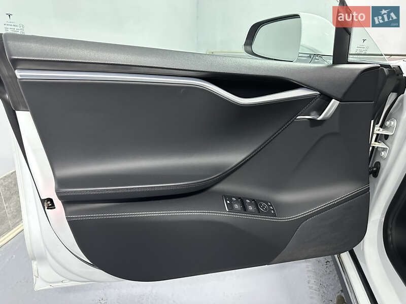 Лифтбек Tesla Model S 2015 в Миргороде