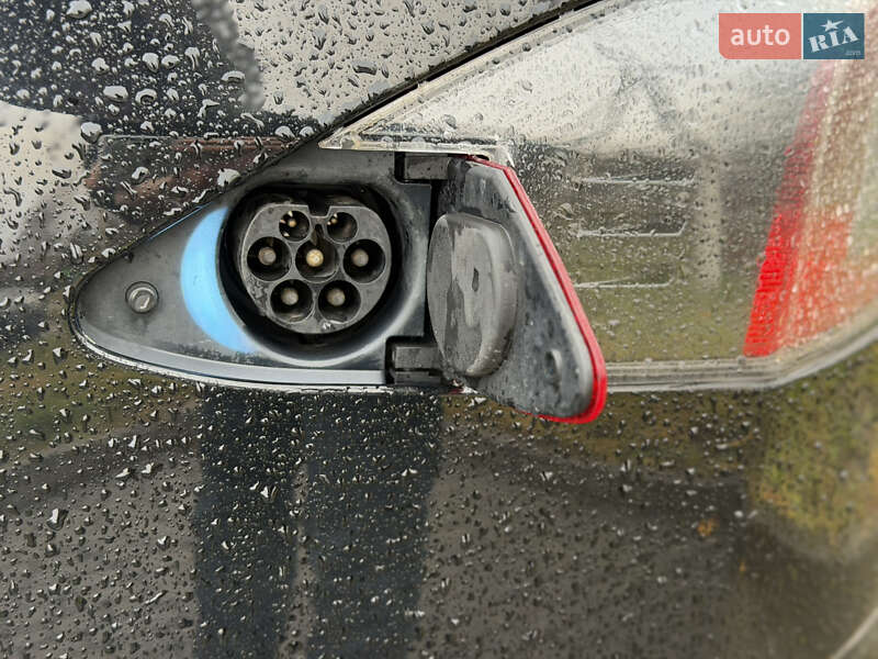 Лифтбек Tesla Model S 2017 в Хмельницком