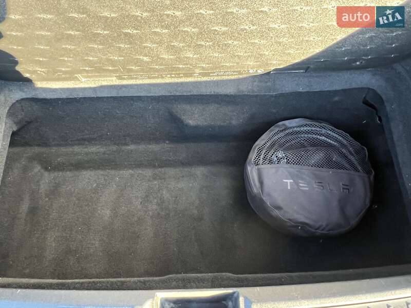Лифтбек Tesla Model S 2017 в Киеве