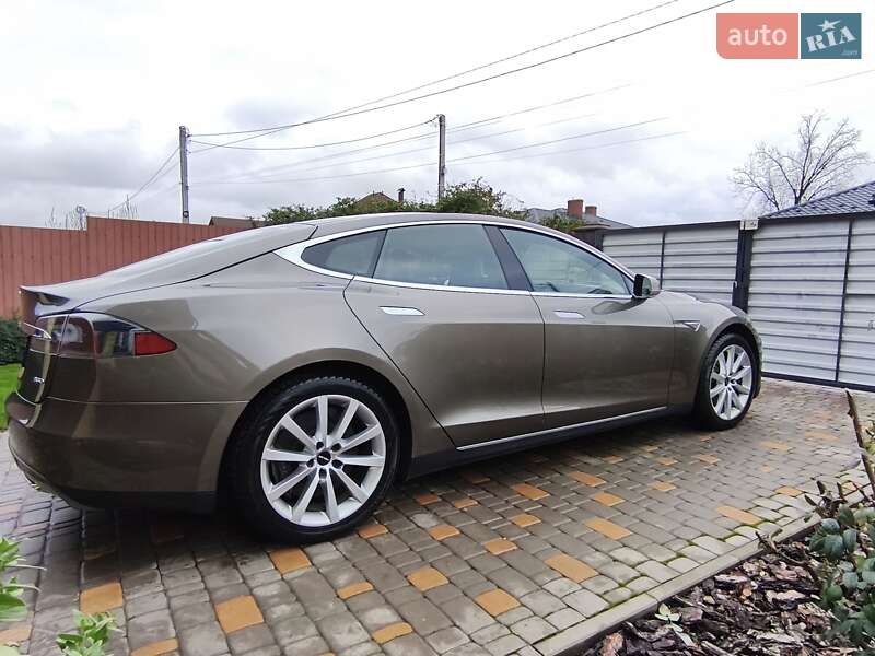 Tesla Model S 2015