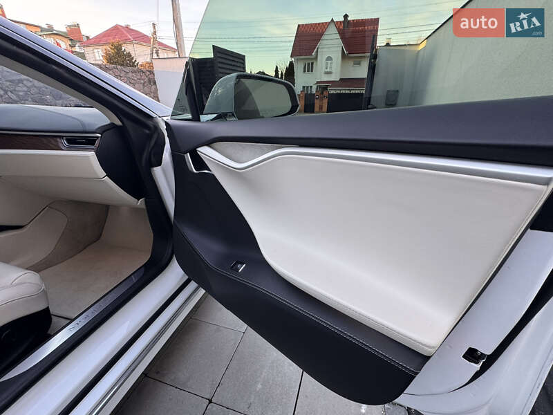 Лифтбек Tesla Model S 2018 в Киеве