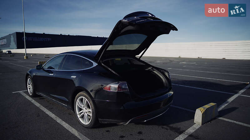Лифтбек Tesla Model S 2013 в Львове