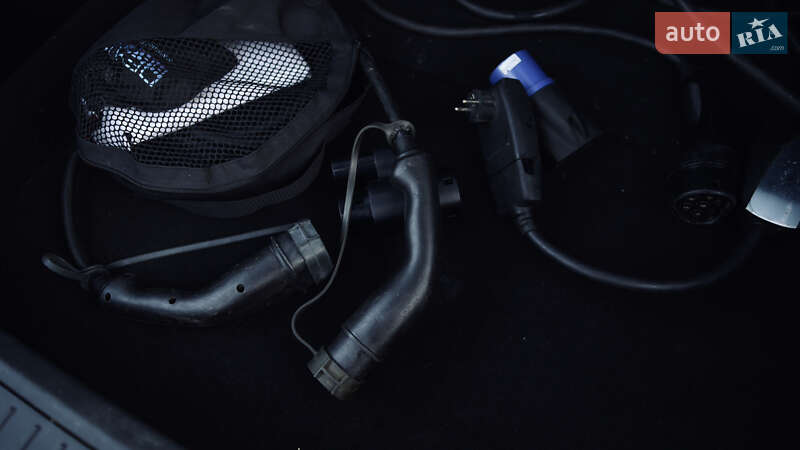 Лифтбек Tesla Model S 2013 в Львове