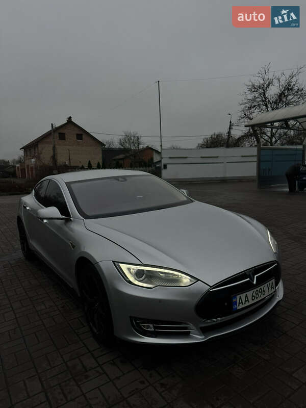 Tesla Model S 2015