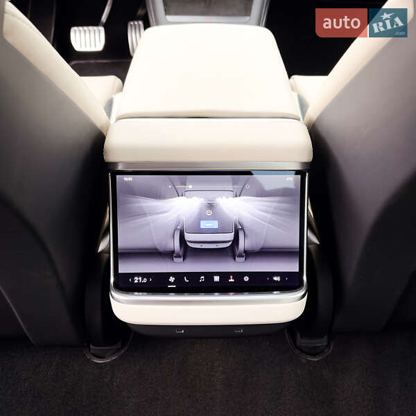 Лифтбек Tesla Model S 2024 в Киеве