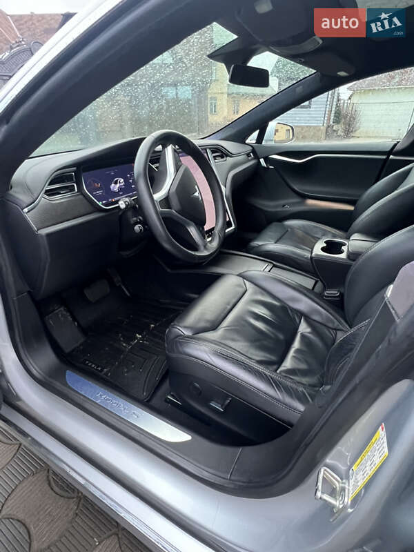 Лифтбек Tesla Model S 2017 в Черновцах