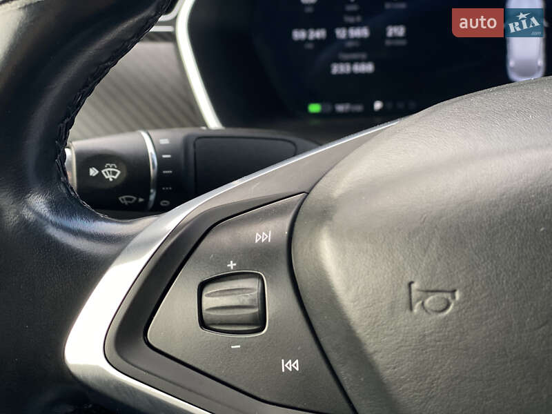 Лифтбек Tesla Model S 2017 в Луцке