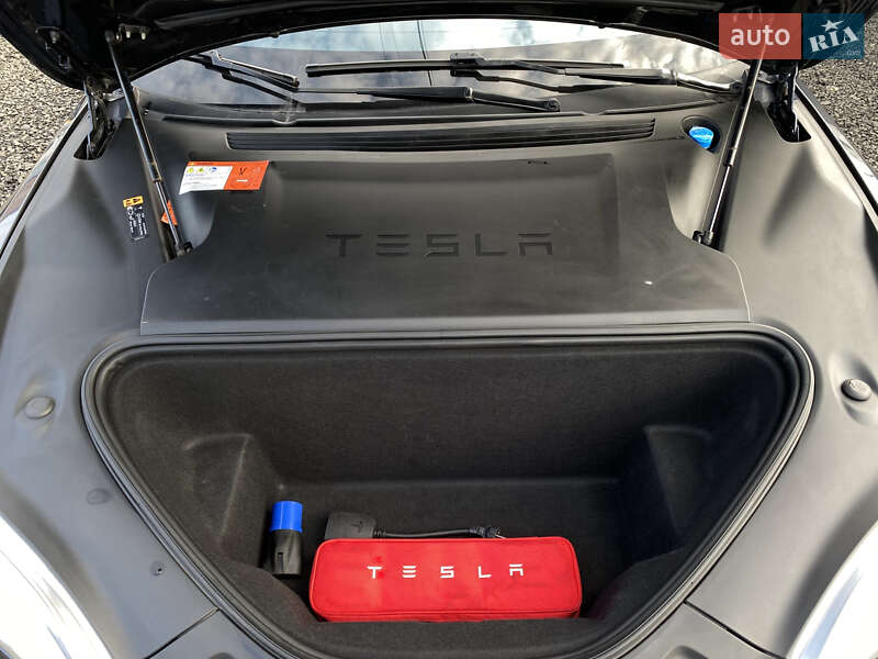 Лифтбек Tesla Model S 2017 в Луцке
