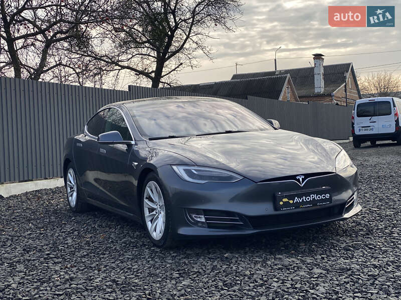 Лифтбек Tesla Model S 2017 в Луцке