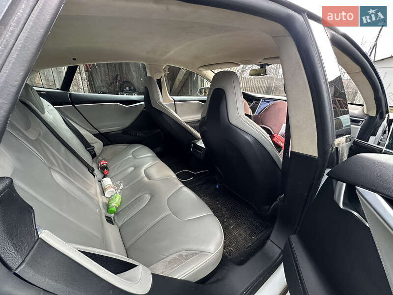 Лифтбек Tesla Model S 2013 в Долине