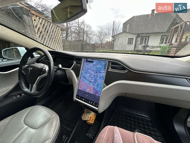 Лифтбек Tesla Model S 2013 в Долине