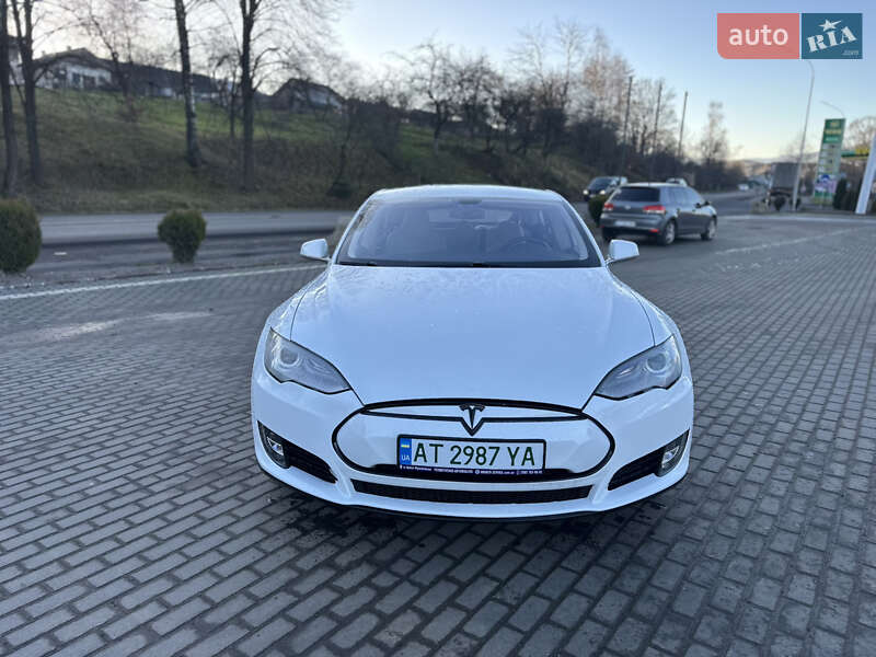 Лифтбек Tesla Model S 2013 в Долине