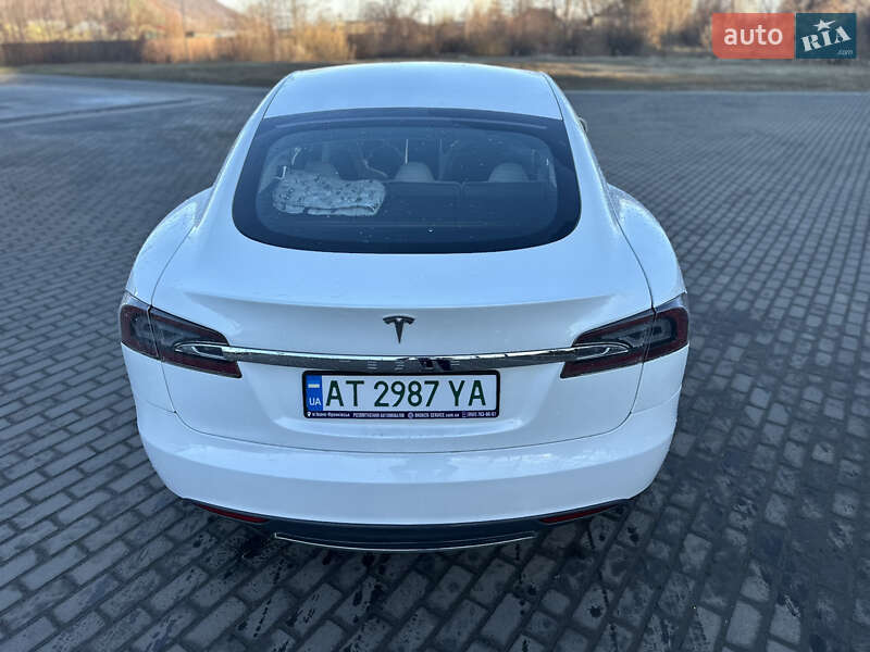 Лифтбек Tesla Model S 2013 в Долине
