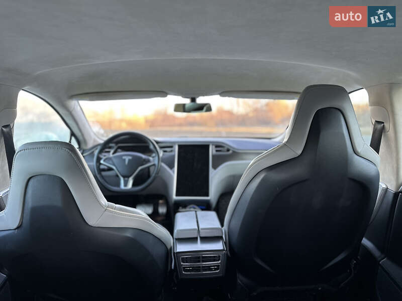 Лифтбек Tesla Model S 2013 в Долине