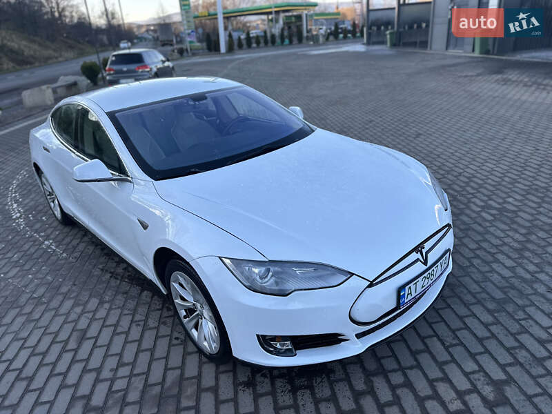 Лифтбек Tesla Model S 2013 в Долине