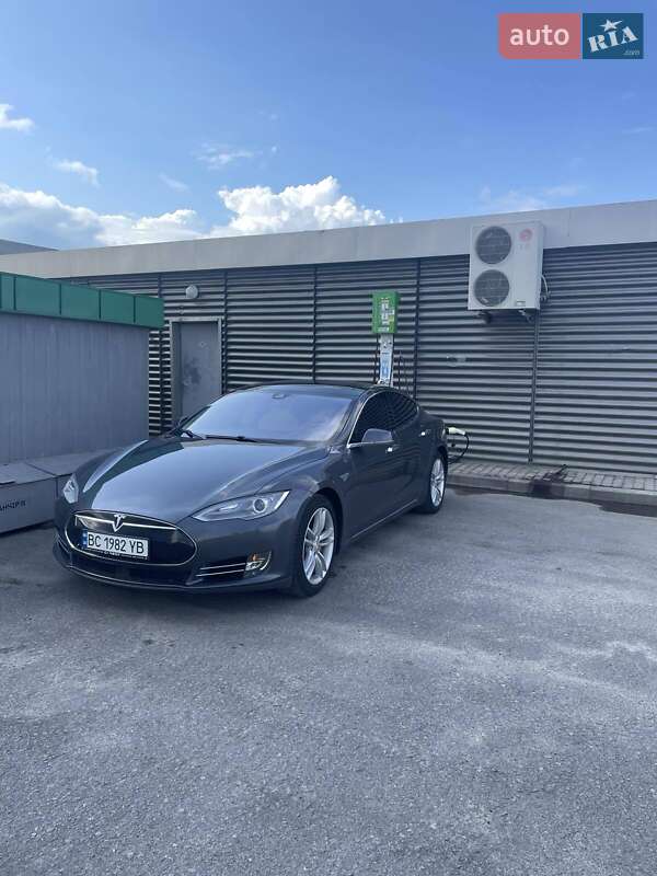 Лифтбек Tesla Model S 2015 в Киеве