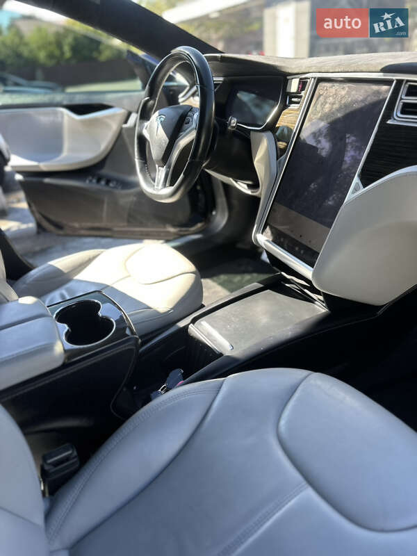 Лифтбек Tesla Model S 2015 в Львове