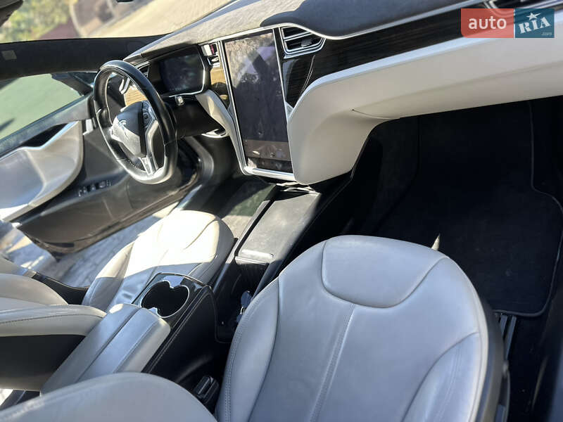 Лифтбек Tesla Model S 2015 в Львове