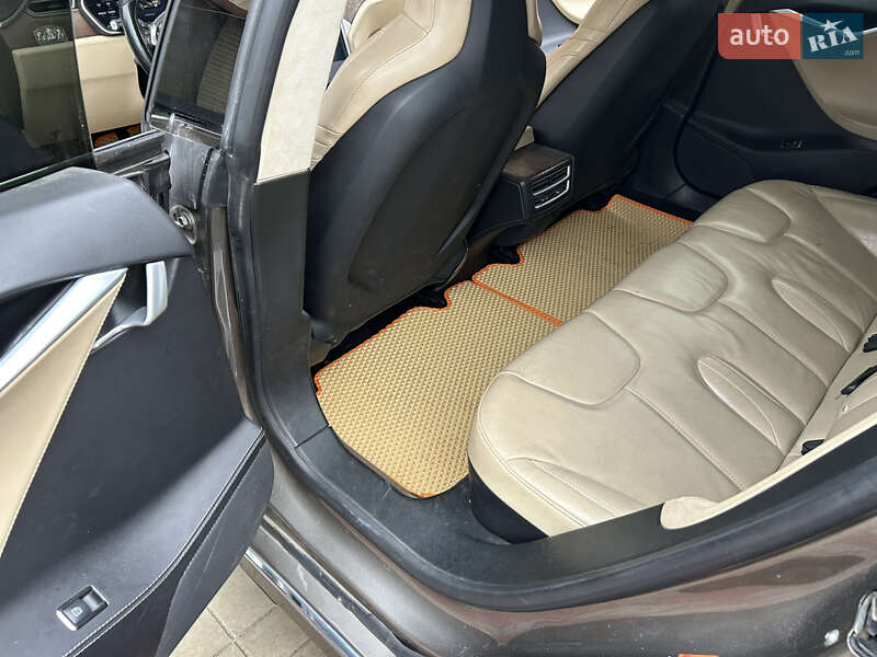 Лифтбек Tesla Model S 2016 в Киеве фото 14 Лифтбек Tesla Model S 2016 в Киеве