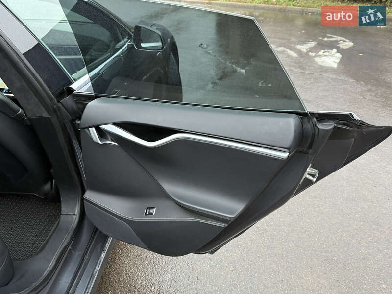 Лифтбек Tesla Model S 2015 в Ровно
