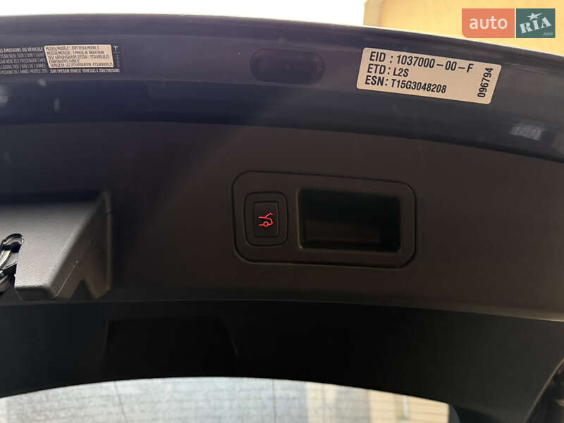 Лифтбек Tesla Model S 2015 в Ровно