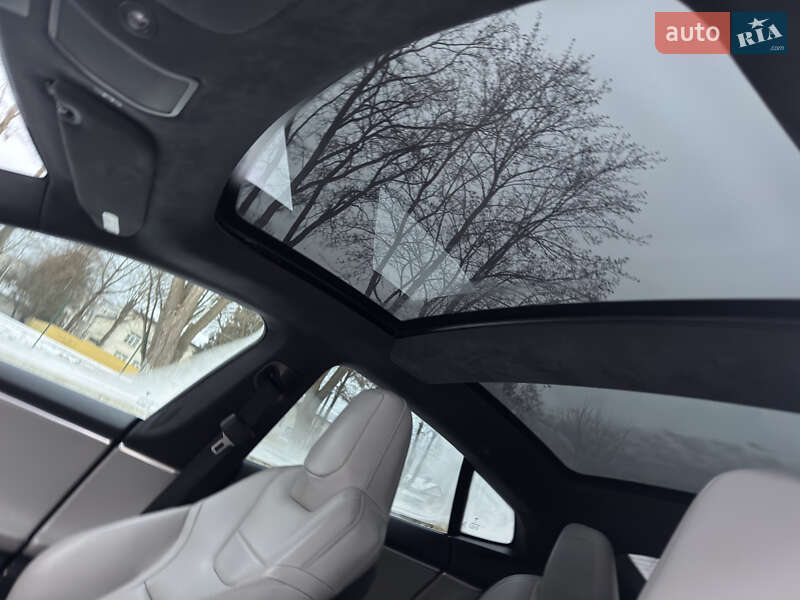 Лифтбек Tesla Model S 2016 в Львове
