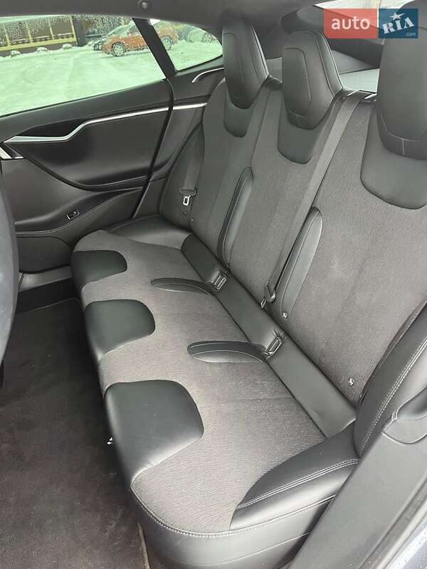 Лифтбек Tesla Model S 2017 в Житомире