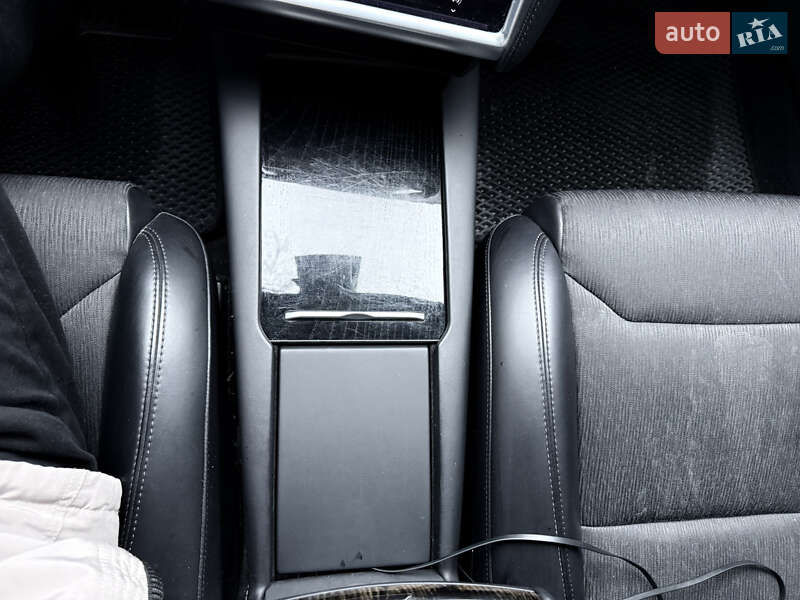 Лифтбек Tesla Model S 2017 в Киеве