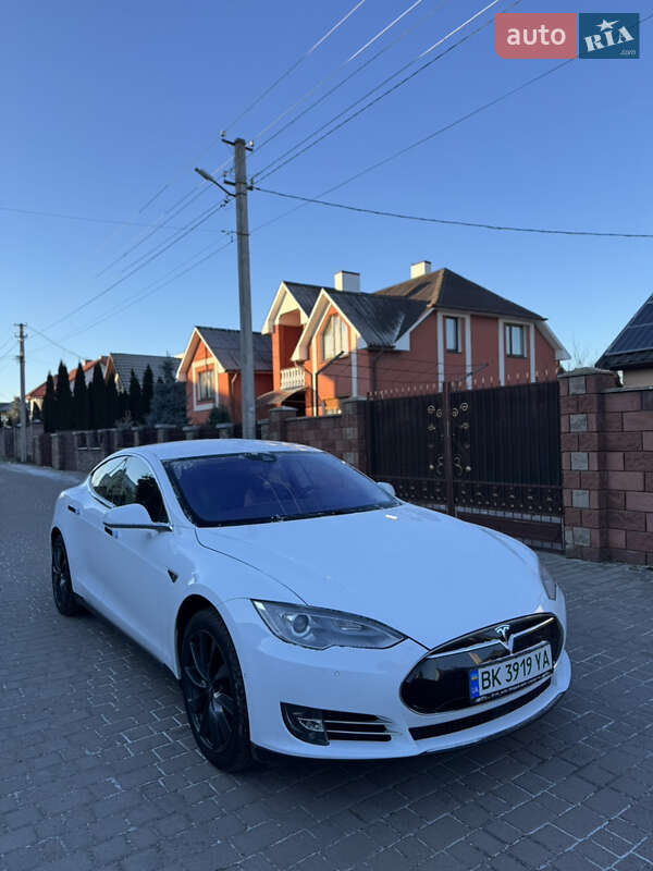 Лифтбек Tesla Model S 2015 в Ровно