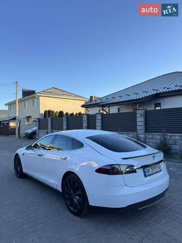Лифтбек Tesla Model S 2015 в Ровно