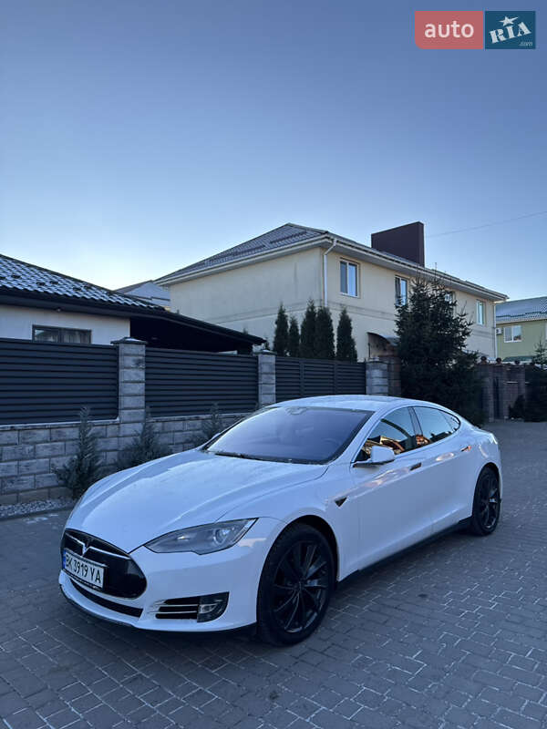 Лифтбек Tesla Model S 2015 в Ровно