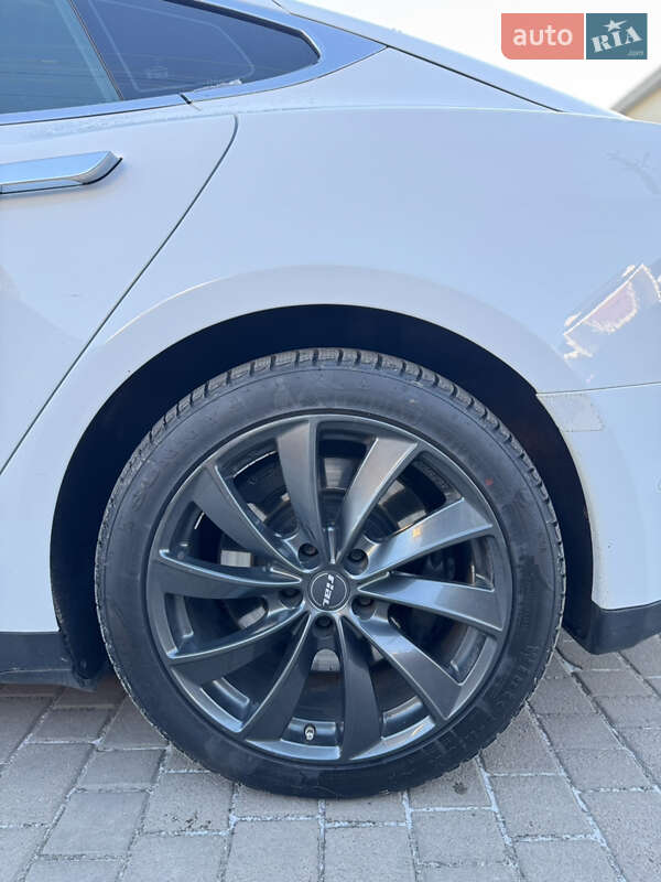 Лифтбек Tesla Model S 2015 в Ровно