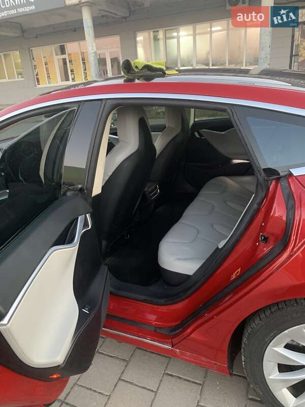 Лифтбек Tesla Model S 2016 в Львове
