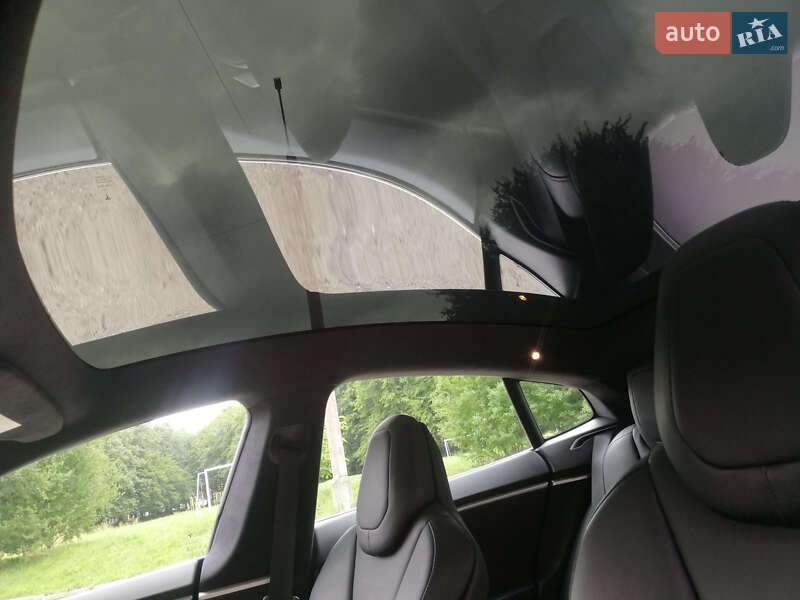 Лифтбек Tesla Model S 2017 в Ивано-Франковске