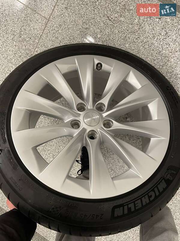 Ліфтбек Tesla Model S 2014 в Києві