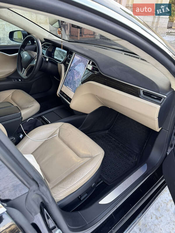 Лифтбек Tesla Model S 2016 в Львове