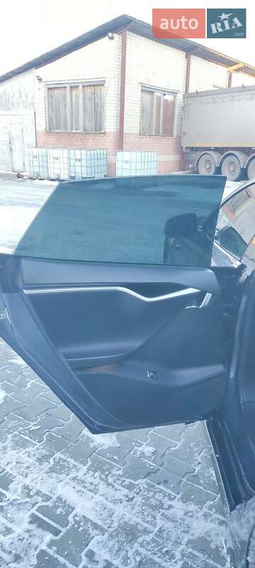 Лифтбек Tesla Model S 2016 в Сарнах