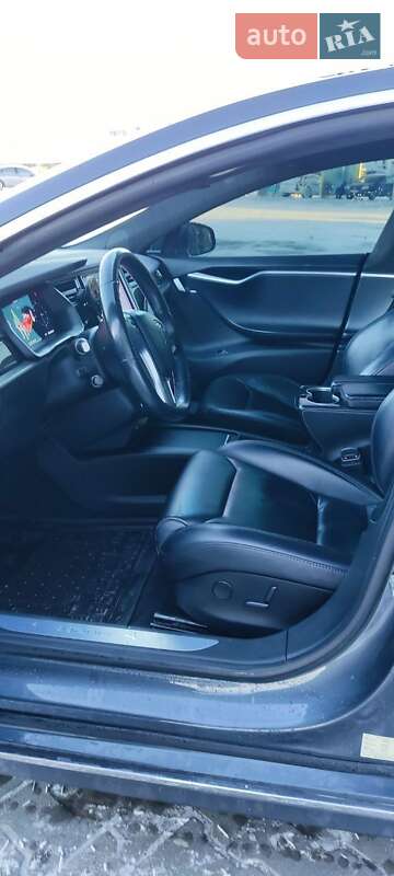 Лифтбек Tesla Model S 2016 в Сарнах