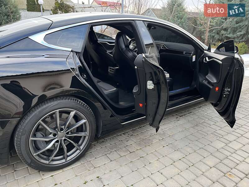 Лифтбек Tesla Model S 2017 в Николаеве