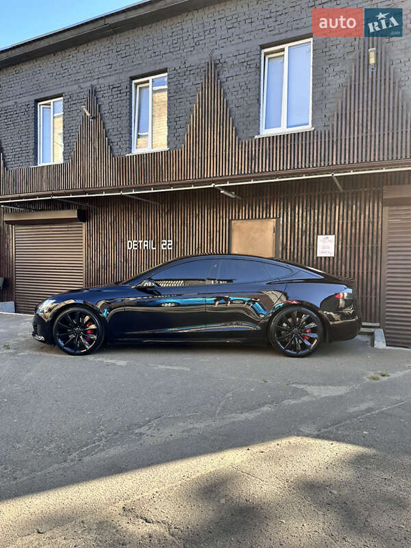 Лифтбек Tesla Model S 2017 в Киеве