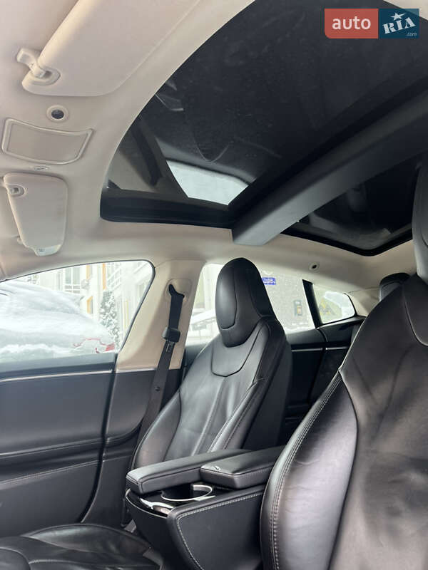 Лифтбек Tesla Model S 2015 в Львове