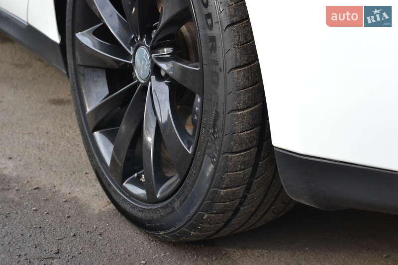 Лифтбек Tesla Model S 2014 в Луцке